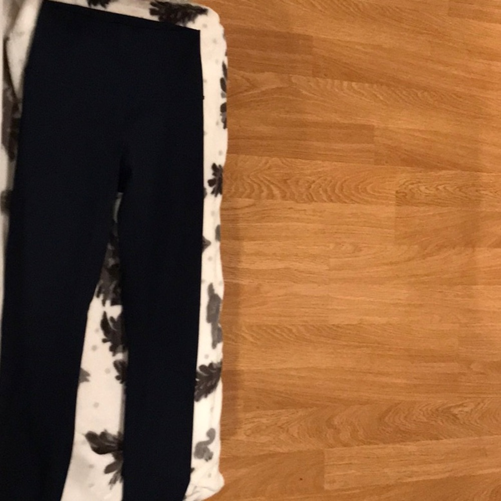 Hello. I’m selling a pair of Lululemon‘s.